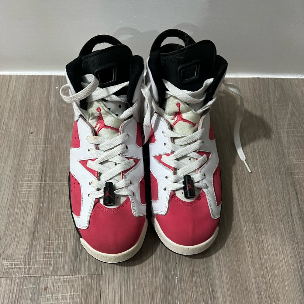 Jordan retro 6 coral size 5.5y